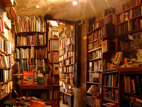 Shakespeare_and_Company_bookshop.jpg